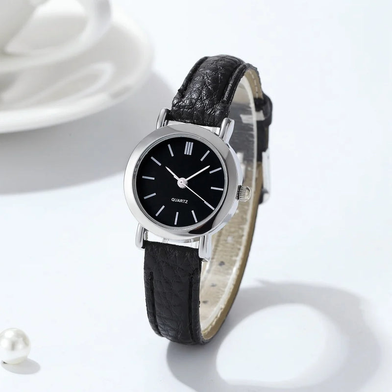 RELÓGIO FEMININO – MOSTRADOR PEQUENO E PULSEIRA DE COURO
