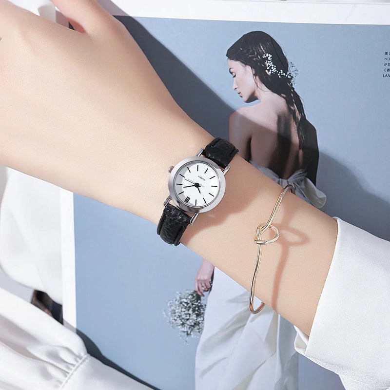 RELÓGIO FEMININO – MOSTRADOR PEQUENO E PULSEIRA DE COURO