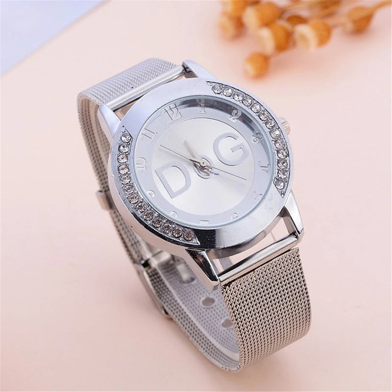 RELÓGIO FEMININO LUXO 2025 COM DIAMANTES QUARTZO PULSEIRA DE MALHA DOURADA