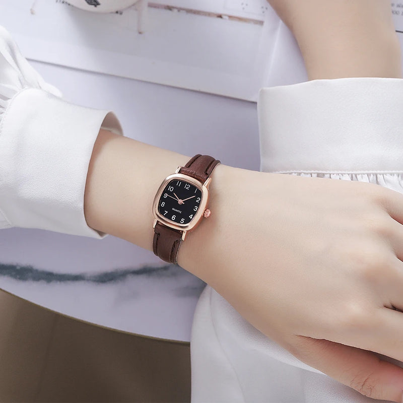 RELÓGIO FEMININO FASHION – MOSTRADOR PEQUENO COM PULSEIRA DE COURO